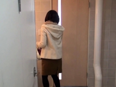 Japanese Hottie Peeing
