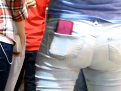 4-college-young-girls-tight-asses-in-jeans-hidden-cam