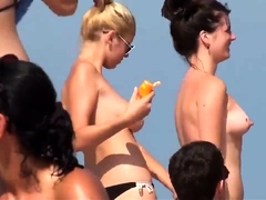 Femme aux seins nus aux gros seins est filmee par un voyeur